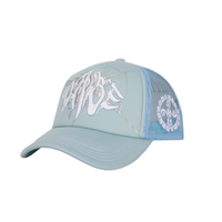 A light blue cap with a broken glass design embroidered on the front and the 22DABE22 logo on the side. The six-panel construction provides a comfortable fit with an adjustable strap at the back. The pre-curved visor protects from the sun and rain, and breathable eyelets keep the head cool and dry. Ideal for completing a streetwear outfit.