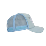 A light blue cap with a broken glass design embroidered on the front and the 22DABE22 logo on the side. The six-panel construction provides a comfortable fit with an adjustable strap at the back. The pre-curved visor protects from the sun and rain, and breathable eyelets keep the head cool and dry. Ideal for completing a streetwear outfit.