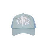 A light blue cap with a broken glass design embroidered on the front and the 22DABE22 logo on the side. The six-panel construction provides a comfortable fit with an adjustable strap at the back. The pre-curved visor protects from the sun and rain, and breathable eyelets keep the head cool and dry. Ideal for completing a streetwear outfit.