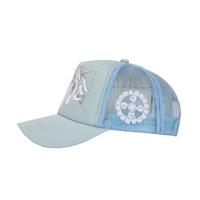 A light blue cap with a broken glass design embroidered on the front and the 22DABE22 logo on the side. The six-panel construction provides a comfortable fit with an adjustable strap at the back. The pre-curved visor protects from the sun and rain, and breathable eyelets keep the head cool and dry. Ideal for completing a streetwear outfit.